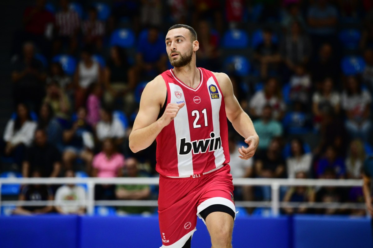 Οι παίκτες του Ολυμπιακού γιόρτασαν τα γενέθλια του Νετζήπογλου (vid)