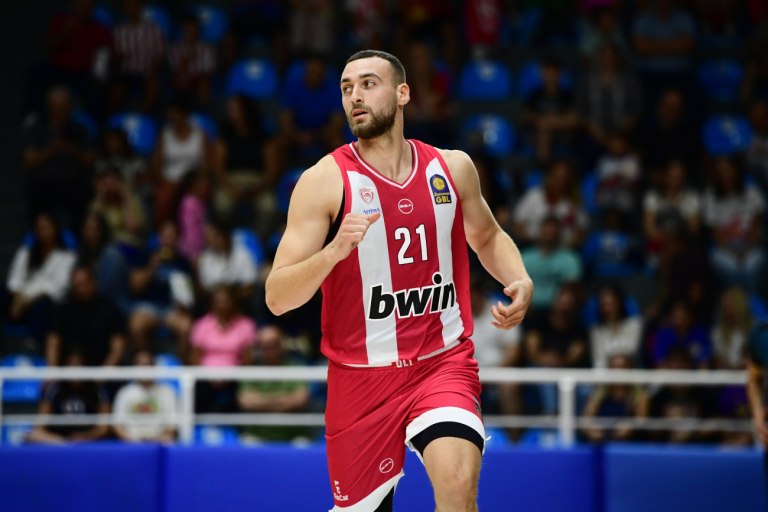 Οι παίκτες του Ολυμπιακού γιόρτασαν τα γενέθλια του Νετζήπογλου (vid)