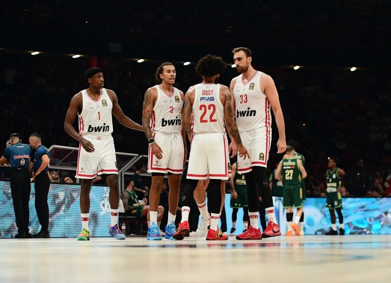 Ολυμπιακός: «Μέσα» ο Γουόρντ, «εκτός» ο ΜακΚίσικ για την αναμέτρηση με την Παρί