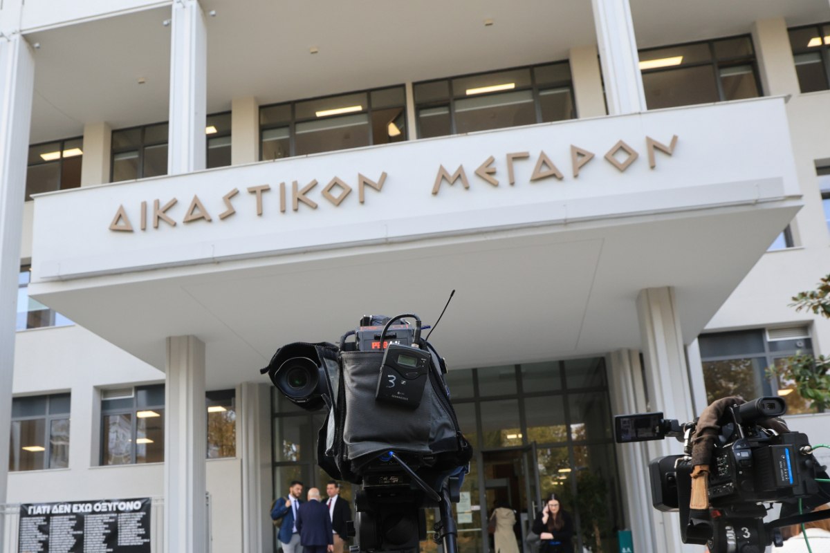 Τέμπη: Οργή συγγενών των θυμάτων για τις καθυστερήσεις στη δίκη για τα βίντεο