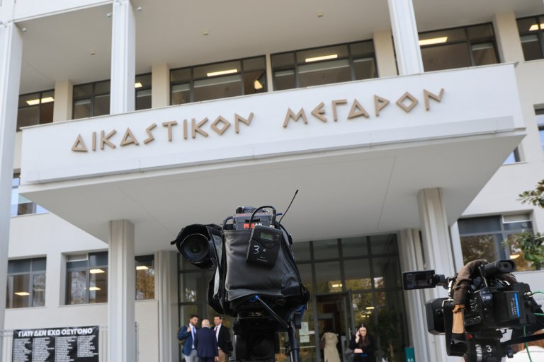 Τέμπη: Οργή συγγενών των θυμάτων για τις καθυστερήσεις στη δίκη για τα βίντεο