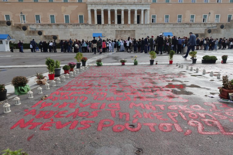 Πώς προχωρά η διαδικασία των εκταφών για τα θύματα των Τεμπών - Ποιος ευθύνεται για την καθυστέρηση