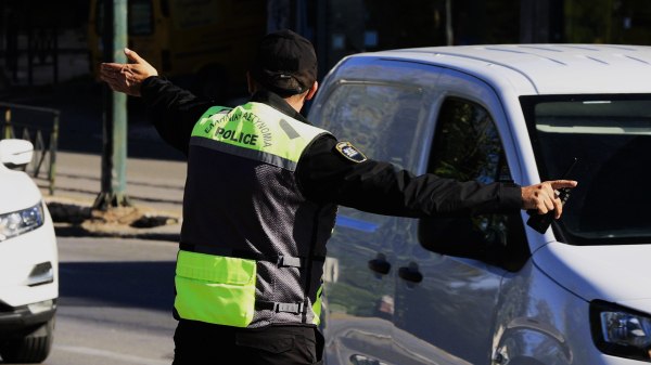 Πάτρα: Οδηγός παρέσυρε και τραυμάτισε τροχονόμο σε μπλόκο της τροχαίας
