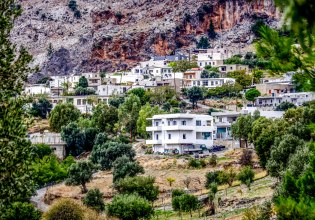 Επιστρέφει στα Βορίζια παρά τις απειλές η μητέρα της 56χρονης – Παραμένουν σχεδόν 400 αστυνομικοί στην περιοχή