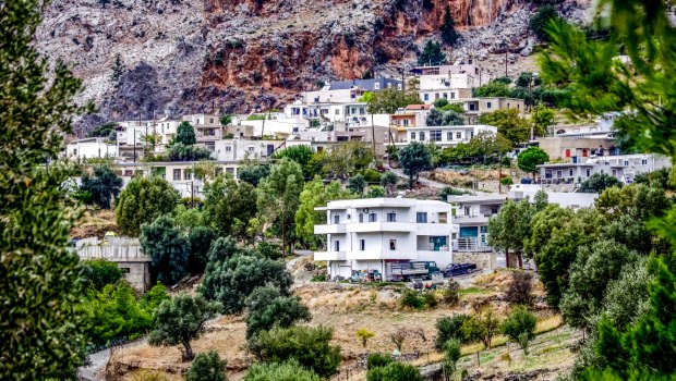 Επιστρέφει στα Βορίζια παρά τις απειλές η μητέρα της 56χρονης – Παραμένουν σχεδόν 400 αστυνομικοί στην περιοχή