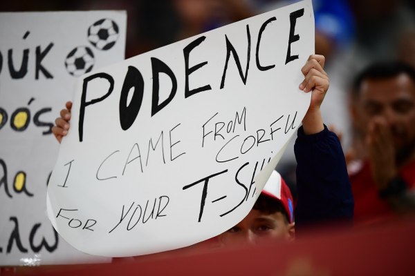 Ταξίδεψε από την Κέρκυρα και ζητούσε τη φανέλα του Ποντέσε (pics)