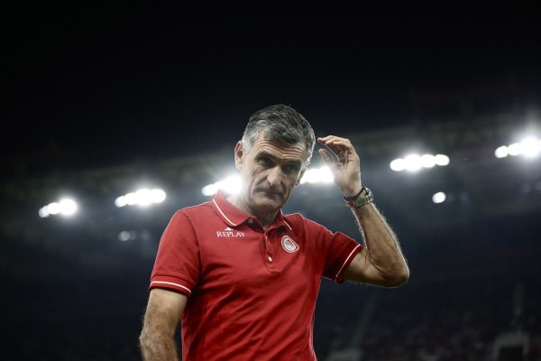 Μεντιλίμπαρ: «Ευτυχώς αντέξαμε με παίκτη λιγότερο – Πρώτα ανασύνταξη, μετά η Αϊντχόφεν»