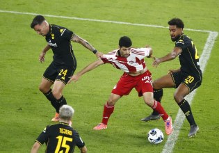 Ο Σίμπερτ δεν έδωσε πέναλτι -μαρς στον Ολυμπιακό, σε ανατροπή του Ταρέμι από τον Άλβαρο (vid)