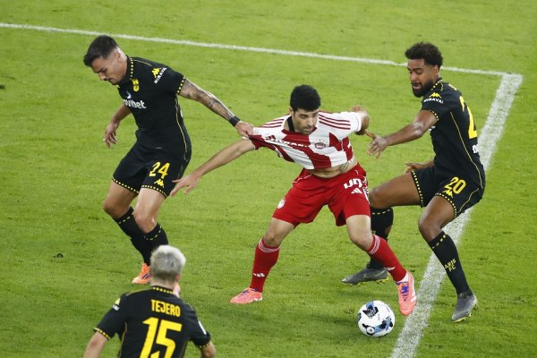 Ο Σίμπερτ δεν έδωσε πέναλτι -μαρς στον Ολυμπιακό, σε ανατροπή του Ταρέμι από τον Άλβαρο (vid)