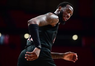 Έσπασε τα… κοντέρ ο Ντόντα Χολ (vid)