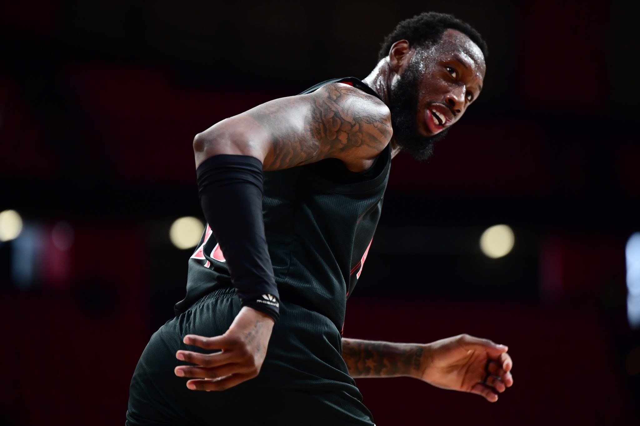 Έσπασε τα… κοντέρ ο Ντόντα Χολ (vid)