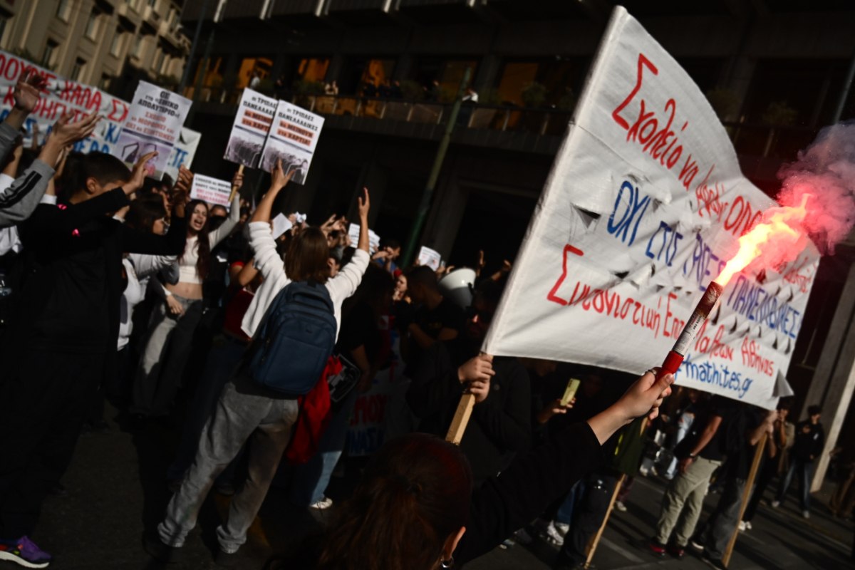 Πανεκπαιδευτικό συλλαλητήριο: Καπνογόνα στο Σύνταγμα και λουλούδια στο μνημείο για τα Τέμπη