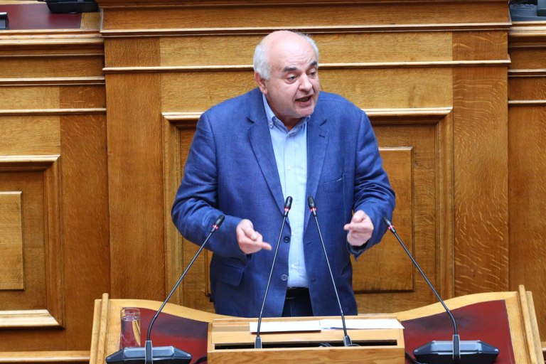 Καραθανασόπουλος: Η κυβέρνηση προσπαθεί να ωραιοποιήσει την κατάσταση της οικονομίας στον προϋπολογισμό