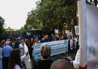 Έξω από το Μέγαρο Μαξίμου οι εργαστηριακοί γιατροί: «Φτάνει πια η αδικία, το clawback είναι υφαρπαγή»