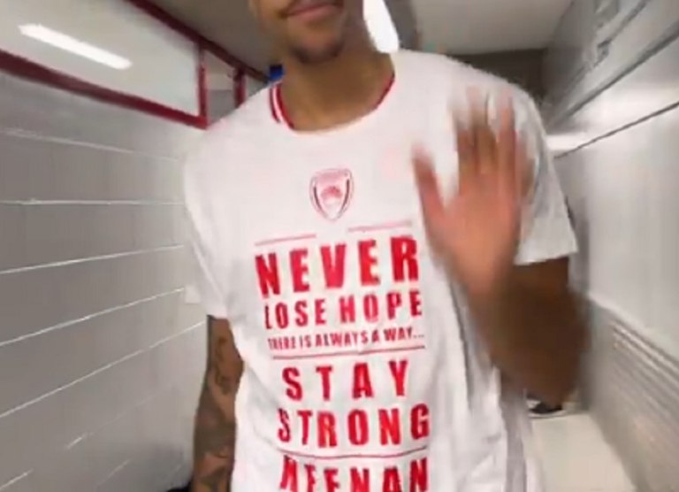 Με μπλουζάκια Έβανς στο ζέσταμα οι παίκτες του Ολυμπιακού - «Ποτέ μη χάνεις την ελπίδα, μείνε δυνατός»