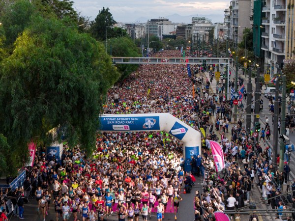42ος Αυθεντικός Μαραθώνιος: Χιλιάδες δρομείς στα 5χλμ – Νικήτρια με ρεκόρ η Αναστασάκη, πρωτιά και ο Γεωργίου
