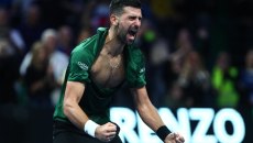 Ο Τζόκοβιτς «τρελάθηκε» και έσκισε την μπλούζα του μετά την επική ανατροπή (vid)