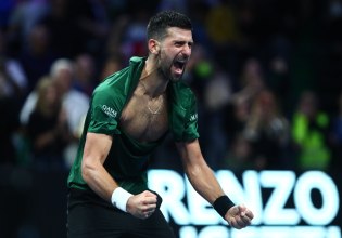 Ο Τζόκοβιτς «τρελάθηκε» και έσκισε την μπλούζα του μετά την επική ανατροπή (vid)