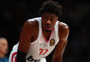 Γιόρτασε τα γενέθλιά του στο γήπεδο ο Κώστας Αντετοκούνμπο (vid)