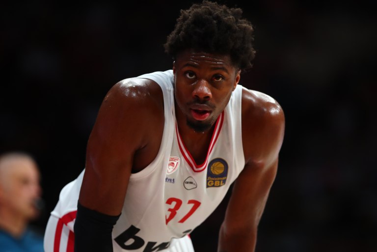 Γιόρτασε τα γενέθλιά του στο γήπεδο ο Κώστας Αντετοκούνμπο (vid)