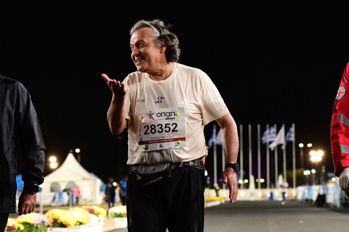 42ος Αυθεντικός Μαραθώνιος: Συγκίνηση στο Καλλιμάρμαρο με τον τερματισμό του τελευταίου δρομέα (vid)