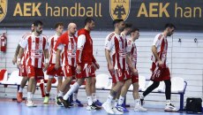 ΑΕΚ – Ολυμπιακός: Αποχώρησαν στα αποδυτήρια οι ερυθρόλευκοι και προσωρινή διακοπή (vid)