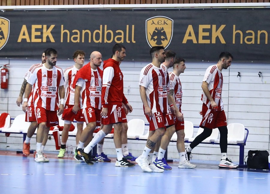 ΑΕΚ – Ολυμπιακός: Αποχώρησαν στα αποδυτήρια οι ερυθρόλευκοι και προσωρινή διακοπή (vid)
