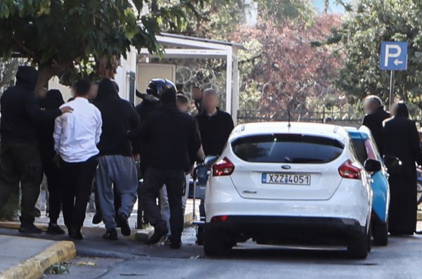 Στη φυλακή δύο ακόμα άτομα και η αρχηγός του κυκλώματος ναρκωτικών με τους ρασοφόρους