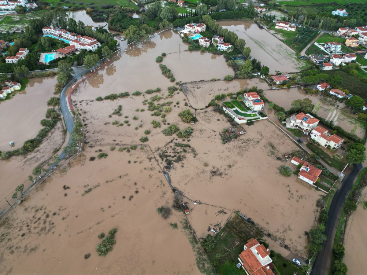 Εικόνες καταστροφής στη Λέσβο από την κακοκαιρία – «Έσπασε» ο ποταμός Τσικνιάς σε δύο σημεία
