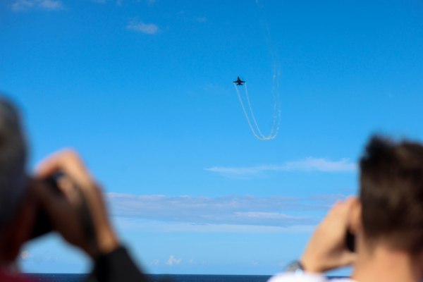 Εντυπωσιακό θέαμα στον ουρανό από την ομάδα «ΖΕΥΣ» της Πολεμικής Αεροπορίας