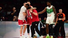 Ολυμπιακός: Τραυματίστηκε ο Έβανς και έφυγε υποβασταζόμενος (vid)