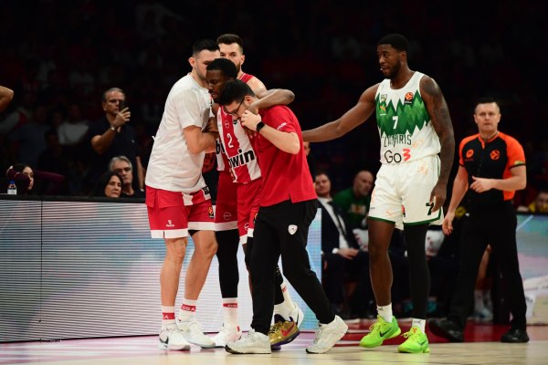 Ολυμπιακός: Τραυματίστηκε ο Έβανς και έφυγε υποβασταζόμενος (vid)