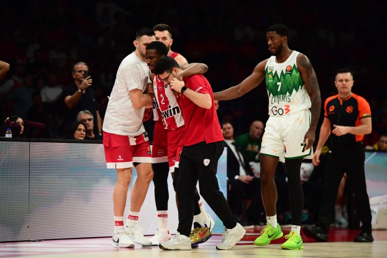 Ολυμπιακός: Τραυματίστηκε ο Έβανς και έφυγε υποβασταζόμενος (vid)