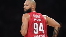 Το εντυπωσιακό στιλ του Φουρνιέ: Εμφανίστηκε στο αεροδρόμιο με μπλούζα Ρόι Τάρπλεϊ (pic)