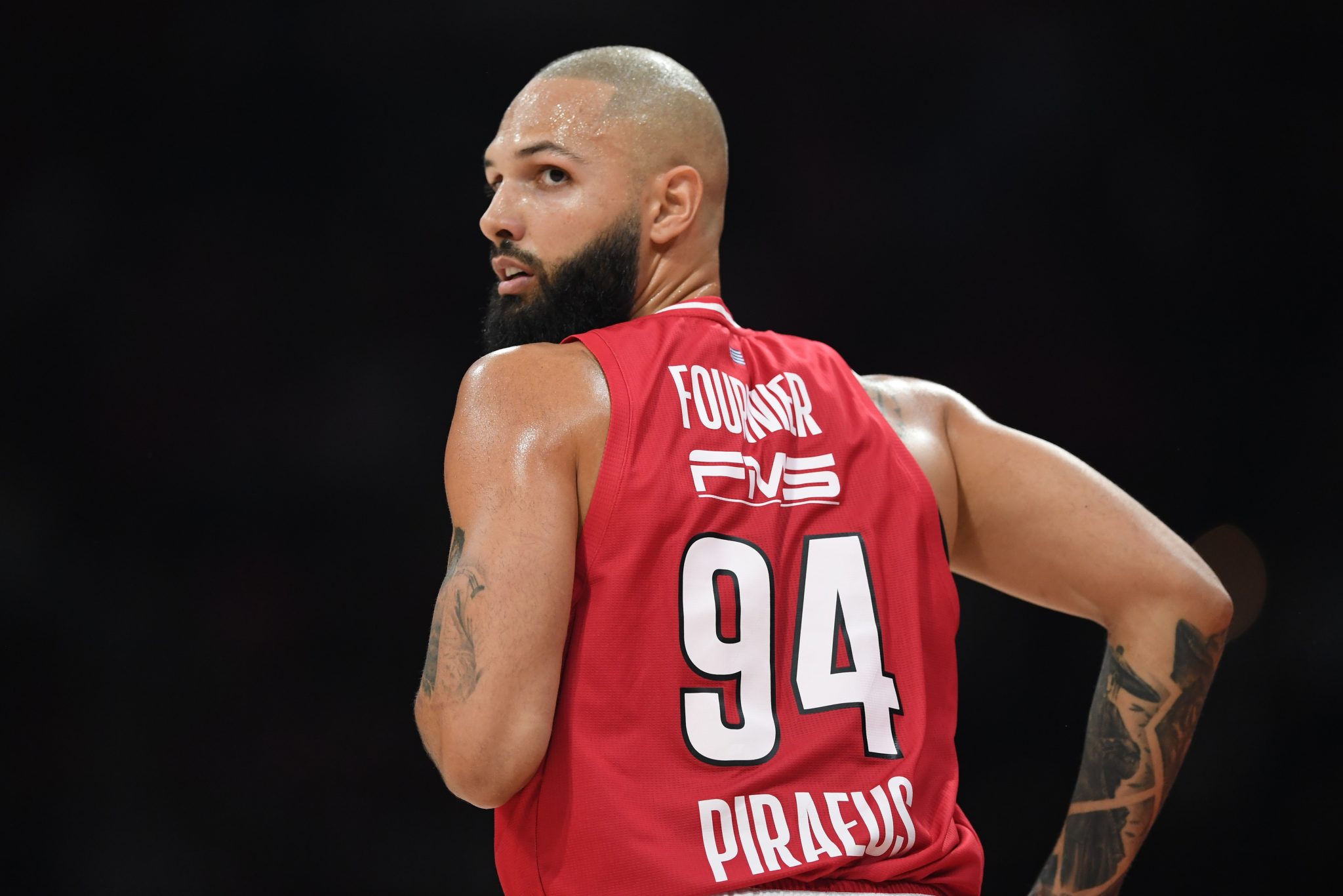 Το εντυπωσιακό στιλ του Φουρνιέ: Εμφανίστηκε στο αεροδρόμιο με μπλούζα Ρόι Τάρπλεϊ (pic)