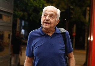 Χαρίτσης για Φλαμπουράρη: Ήταν πάντα η ψύχραιμη φωνή στην κυβέρνηση της Αριστεράς – Θα μας λείψεις «παππού»