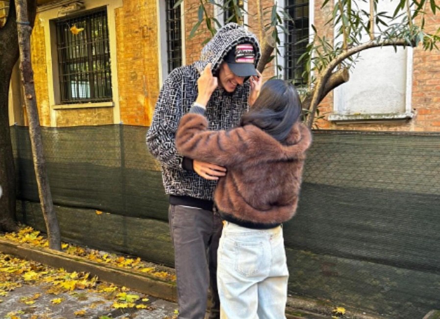 Ο μαχητής Ακίλε Πολονάρα γιόρτασε τα 34ά γενέθλιά του όρθιος με τη σύζυγό του (pics)