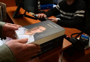 Ανάρπαστη η Ιθάκη του Τσίπρα: Εξαντλήθηκαν μέσα σε λίγες ώρες τα 33.000 αντίτυπα