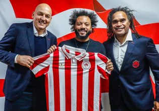 Ολυμπιακός: Ο Μαρσέλο φωτογραφήθηκε με τους Κοβάσεβιτς-Καρεμπέ και την επετειακή φανέλα (pic)