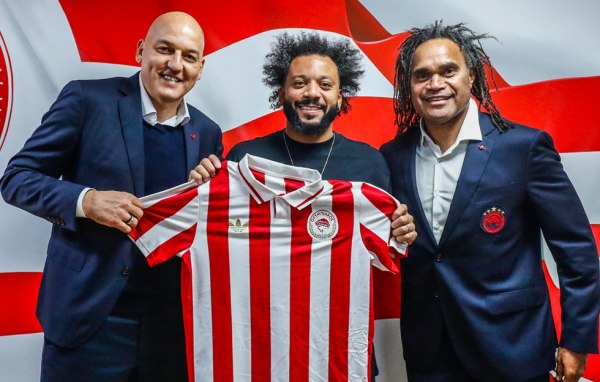 Ολυμπιακός: Ο Μαρσέλο φωτογραφήθηκε με τους Κοβάσεβιτς-Καρεμπέ και την επετειακή φανέλα (pic)