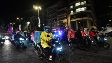 Στους δρόμους οι διανομείς: Δυναμική μοτοπορεία στην Αθήνα και στάση εργασίας έως τις 23:00