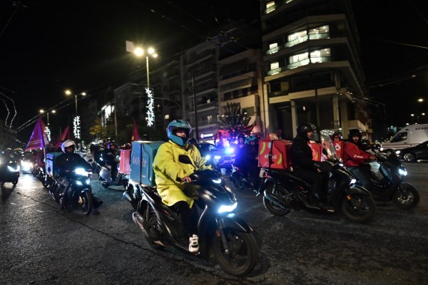 Στους δρόμους οι διανομείς: Δυναμική μοτοπορεία στην Αθήνα και στάση εργασίας έως τις 23:00