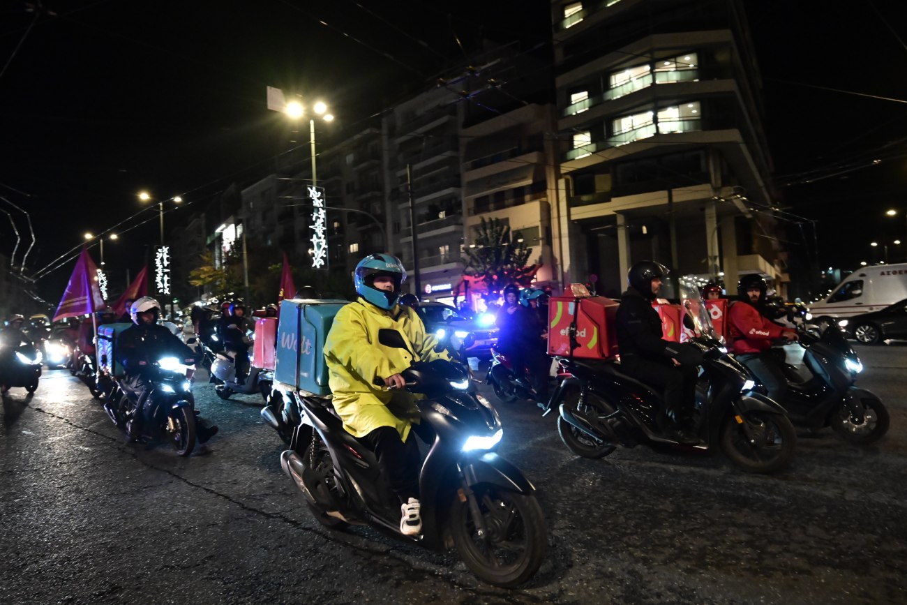 Στους δρόμους οι διανομείς: Δυναμική μοτοπορεία στην Αθήνα και στάση εργασίας έως τις 23:00