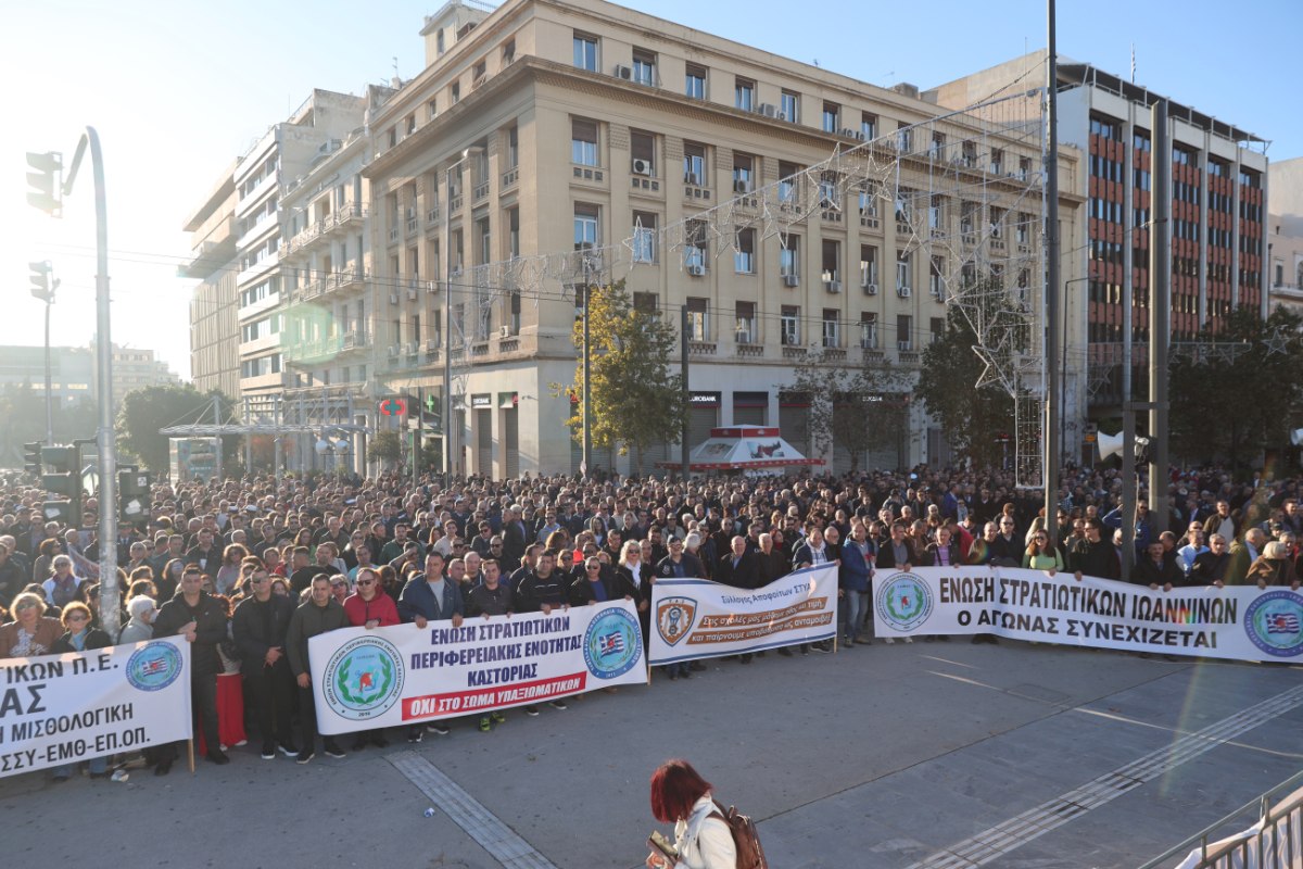 Συλλαλητήριο στρατιωτικών στα Προπύλαια κατά του νομοσχεδίου Δένδια
