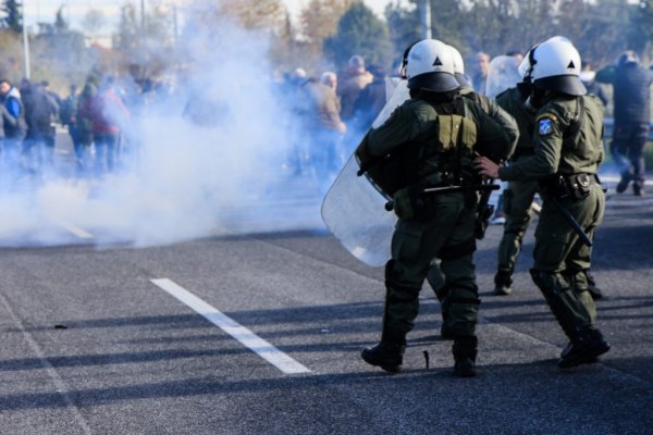 Θεσσαλία: «Δεν σεβάστηκαν το πρόβλημά του» – Τι λέει η σύζυγος του αγρότη που τραυματίστηκε από την επίθεση αστυνομικών