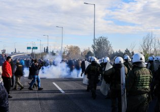 Χημικά κατά των αγροτών από αστυνομικούς στις κινητοποιήσεις – Έκλεισε από τα τρακτέρ η Εθνική