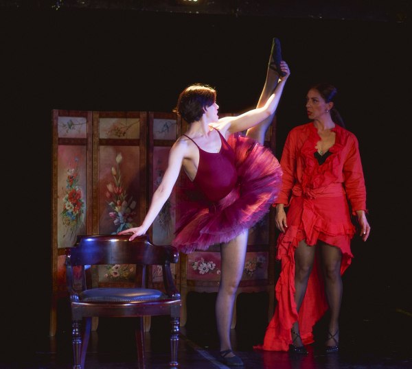 «Η Λέλα και η Λέλα»: Μια κωμωδία – παιχνίδι εξουσίας ανάμεσα σε δύο γυναίκες, στο Θέατρο Φούρνος