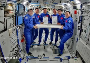 Πρόσκρουση διαστημικών σκουπιδιών εγκλώβισε αστροναύτες στον κινεζικό διαστημικό σταθμό