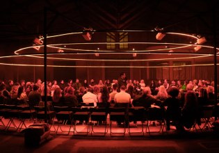 «Ολική Άμεση Συλλογική Επικείμενη Επίγεια Σωτηρία» σε μια site-specific θεατρική εμπειρία