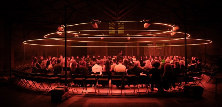 «Ολική Άμεση Συλλογική Επικείμενη Επίγεια Σωτηρία» σε μια site-specific θεατρική εμπειρία